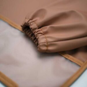 Bavoir tablier bébé plastifié marron à manches longues avec poignets élastiqués - Melobaby Cavaillon